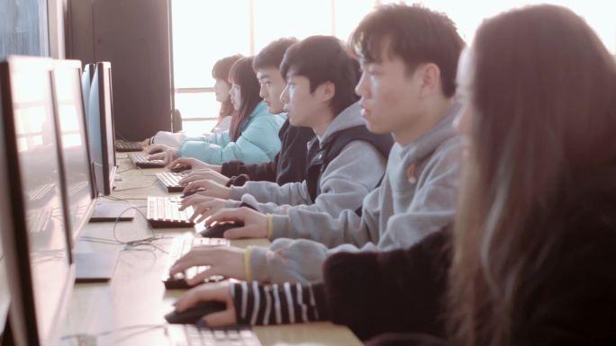大学多媒体教室学生操作电脑