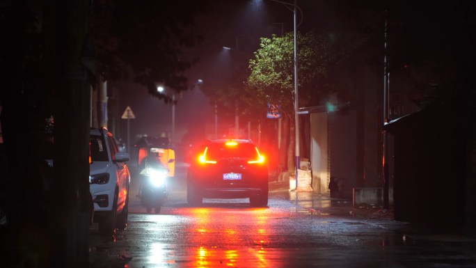 农村晚上下雨夜景忧伤凄美