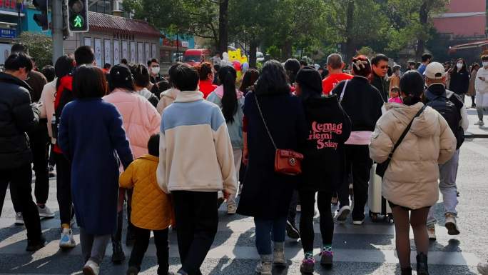 繁华街道路口斑马线行人过马路