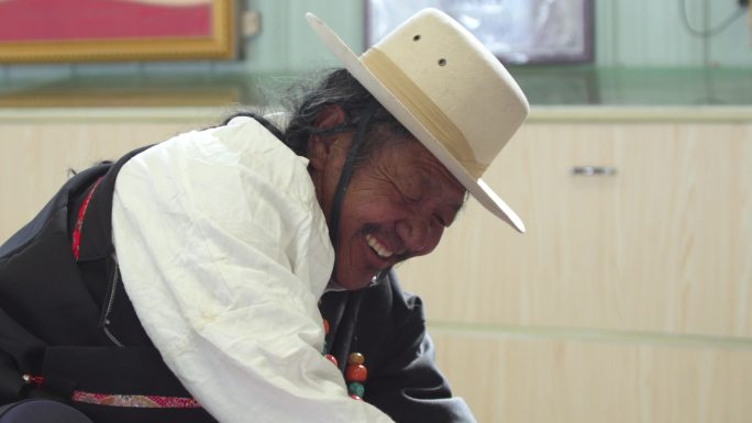 高原老人 老者藏族老头满脸皱纹的藏族老头
