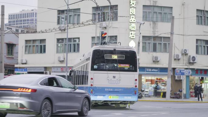 公交车、城市交通、绿色出行