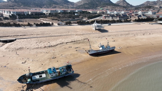 航拍山东荣成马栏湾海边的沙滩渔船