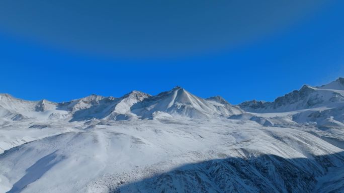 岗什卡雪峰主峰由远及近航拍