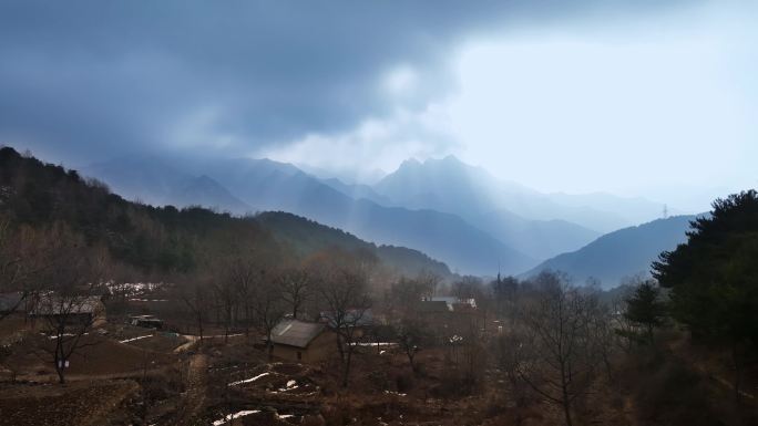 傍晚乡村烟雾山峰天空阳光穿透云朵日落