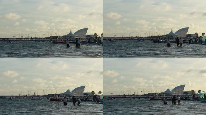 一群人在海里嬉戏