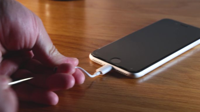 消费电子：苹果接口转接3.5mm音频线