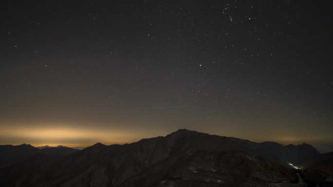 山间夜间星空星轨延时摄影