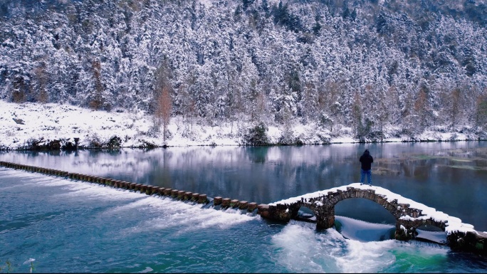 一个人河流小桥唯美雪景