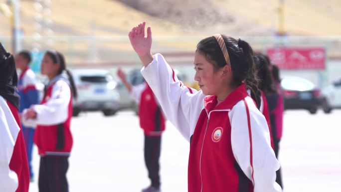 西藏阿里学校做操 学生跳课间舞蹈