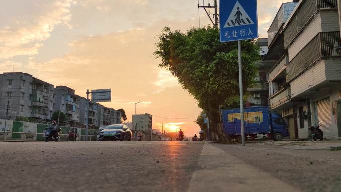 路边夕阳晚霞车流