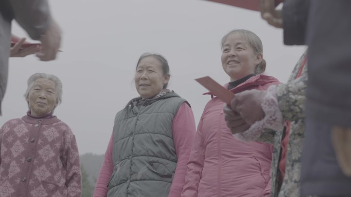 【4K灰度】村民领红包开心笑容老百姓笑脸