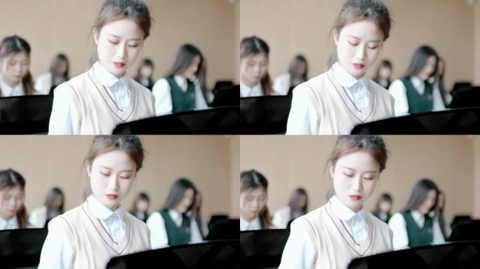 钢琴培训中心美女弹钢琴