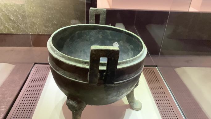 博物馆展出的出土文物：战国云雷纹铜鼎
