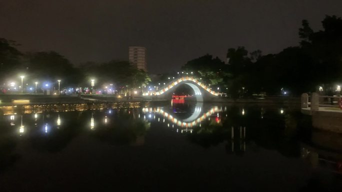 公园湖面与小桥夜景实拍