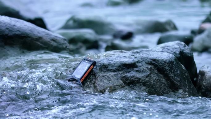 溪水中的手机
