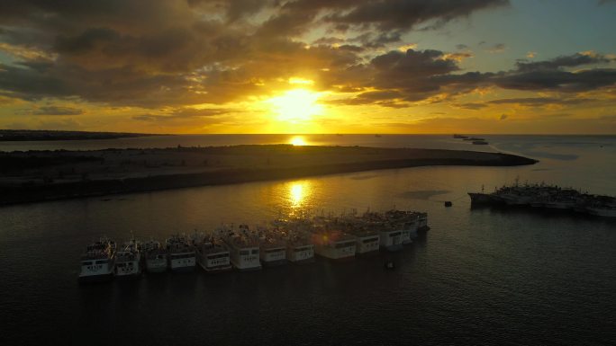 夕阳下整齐排列在海面上的渔船