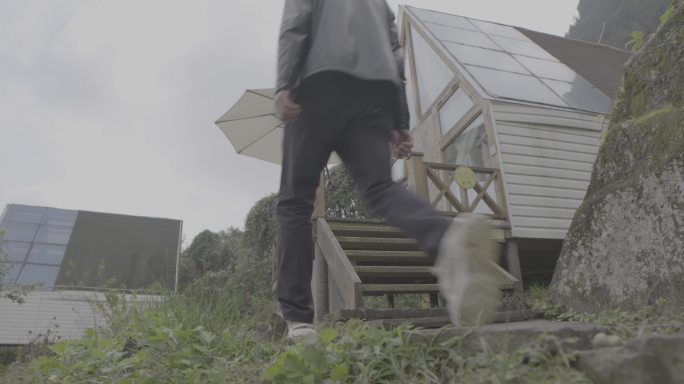 【4K灰度】乡村创业男子背影男子脚步