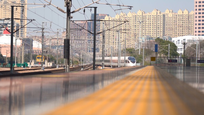 火车进站乘客上车窗外风景