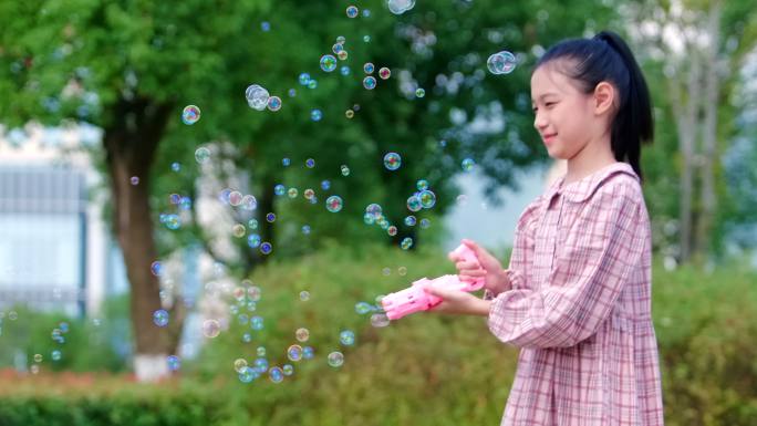 一家人在大草坪快乐的玩耍