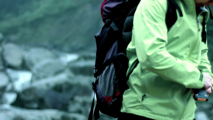 野外男子登山装徒步旅行