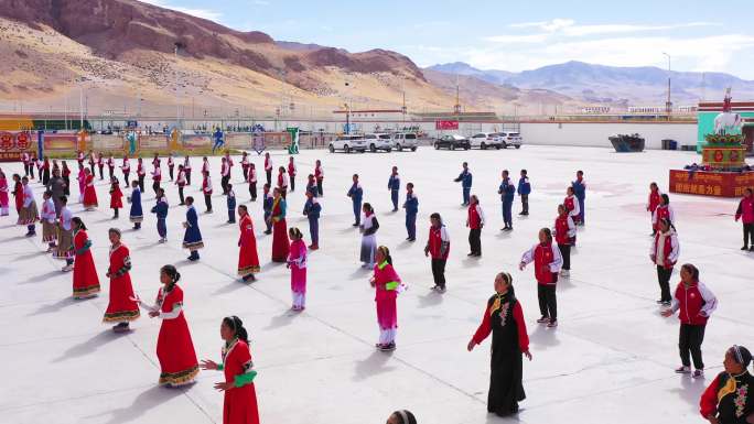 学生跳课间舞蹈 藏族学生课间舞蹈高原小学