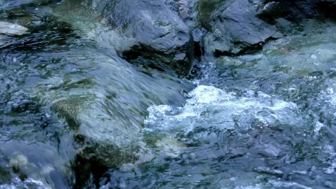 淙淙溪流清澈流水冲刷岩石