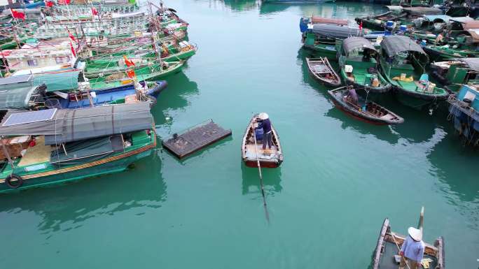 渔船停靠在港口码头