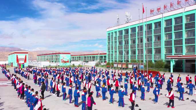 藏族学生跳舞 藏族学生跳民族舞
