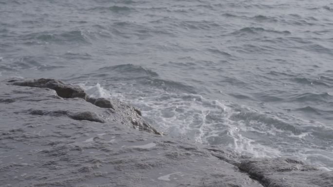 海浪拍打礁石 海岸边S-log2素材