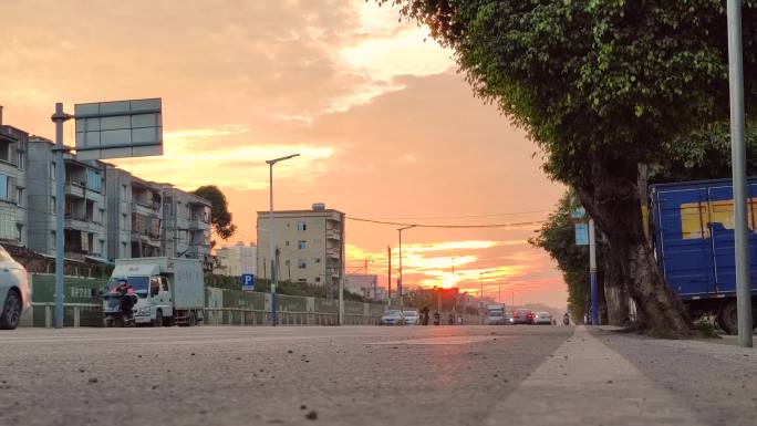 马路夕阳晚霞车流