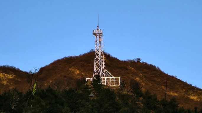夕阳下信号塔