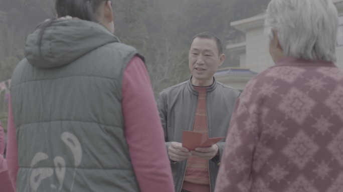 【4K灰度】村民领红包老百姓笑脸