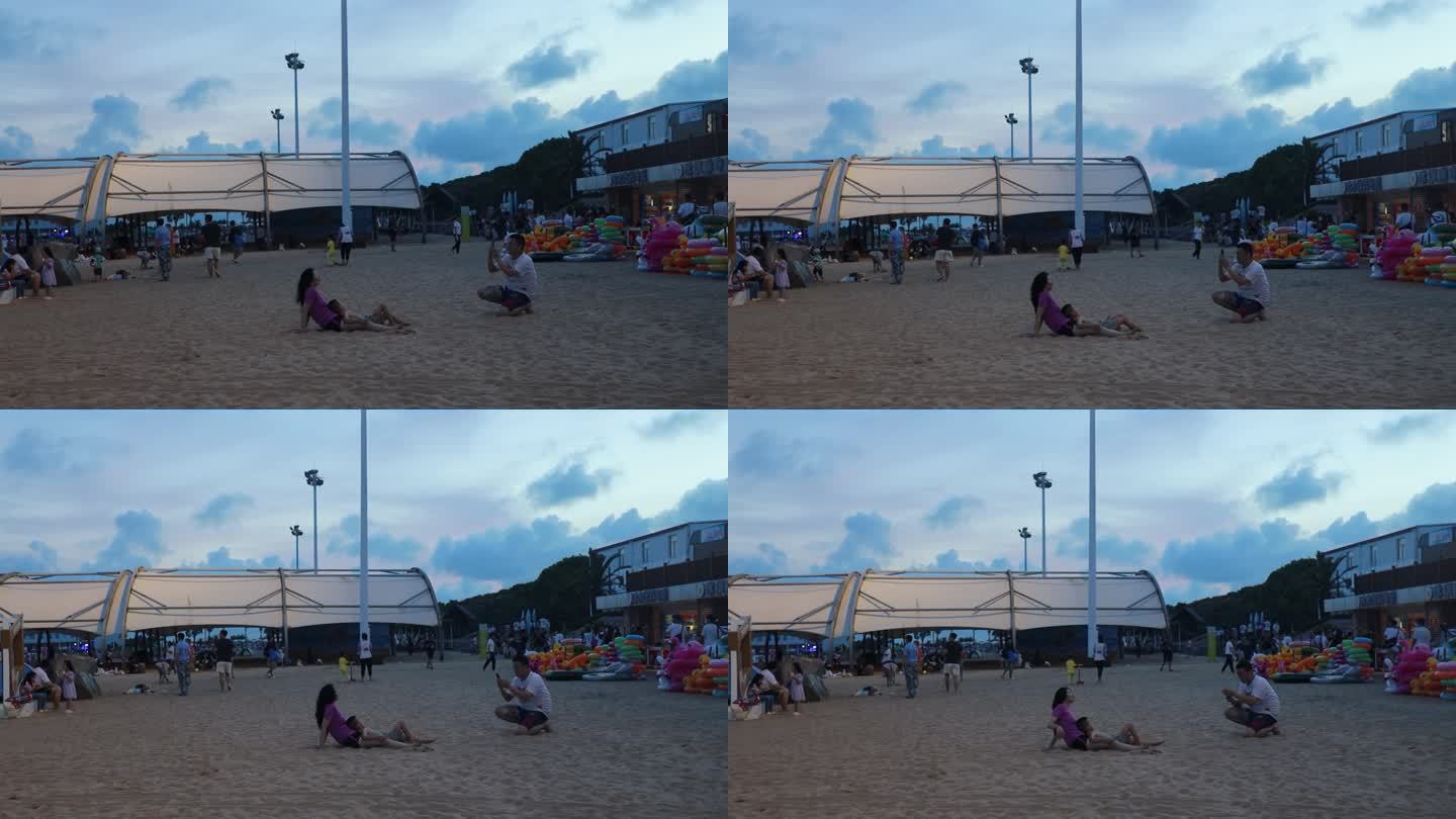 一家人在沙滩玩