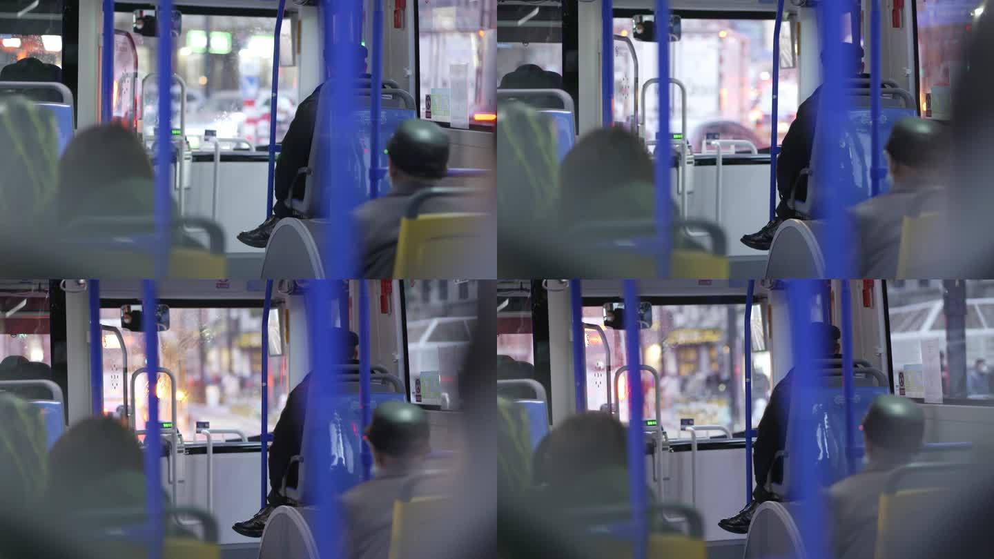 乘坐公交车绿色出行