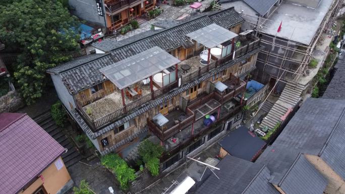 春天航拍下雨时从竹林里出现的山村