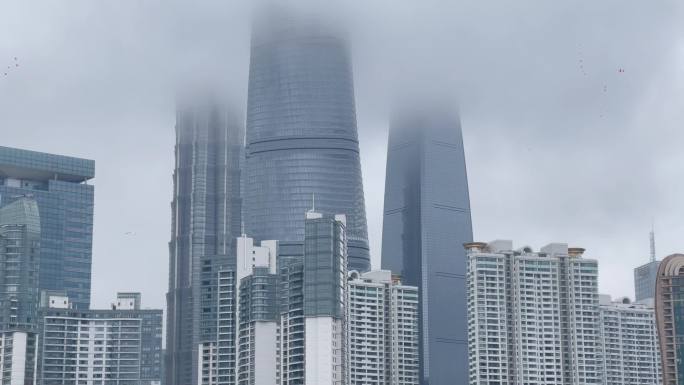 上海外滩高楼大厦金茂中心等上摇云雾