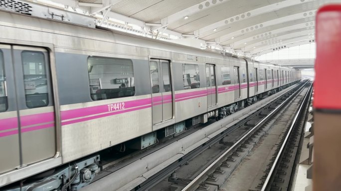 地铁进站北京地铁火车进站电车进展城市宣传