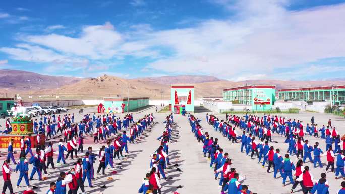 藏族学生跳舞藏族学生跳民族舞藏族学生做操