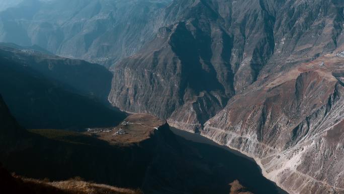 云南贫困山区江边大山顶上彝族村庄民居