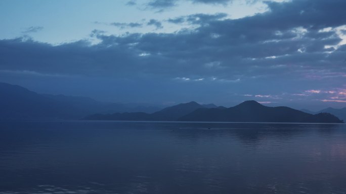 泸沽湖日出