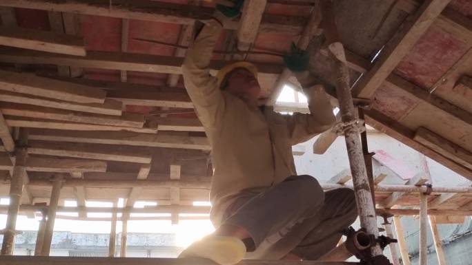 一个建筑工人在钉板基建工地楼盘房地产工程