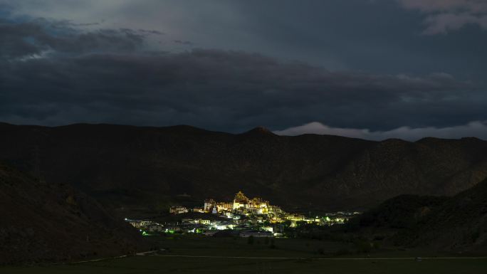 松赞林寺夜间雷雨天