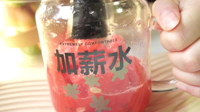 【镜头合集】玻璃杯放入水果西瓜块榨(2)