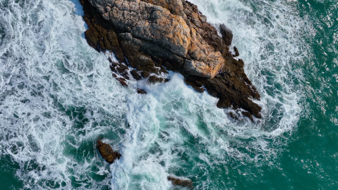 海浪拍打礁石海洋大海升格