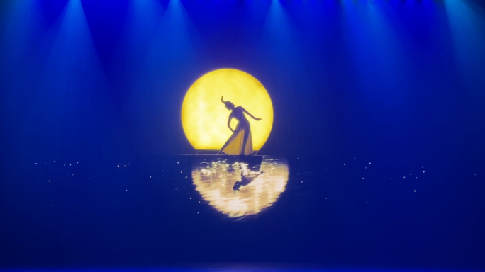 月亮背景舞蹈舞台实拍