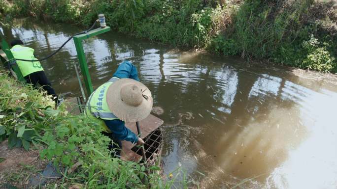 清理河道水面巡河员志愿者