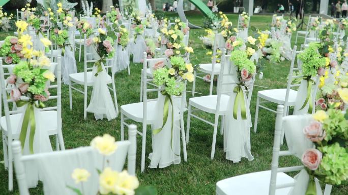 户外婚礼铁凳子后的鲜花布置结婚婚礼