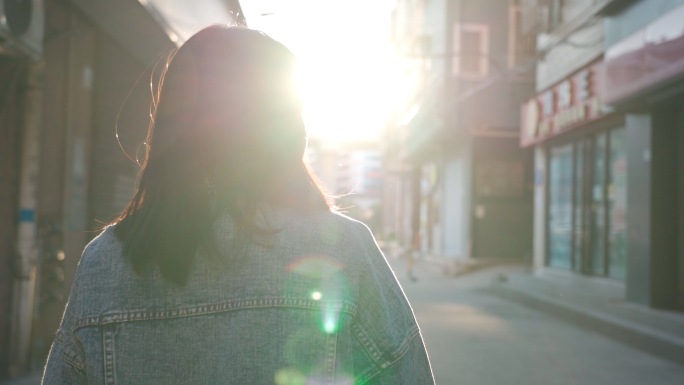 女孩走路背影唯美阳光意境