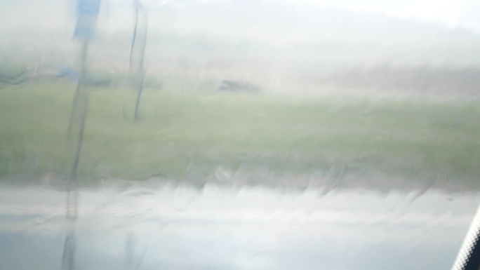 雨滴在车窗 车窗外风景 车窗外电线杆