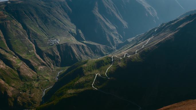 云南山区光影彝族村庄道路小溪